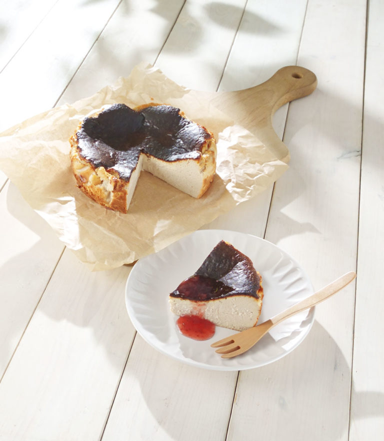 いちごソースのバスクチーズケーキ