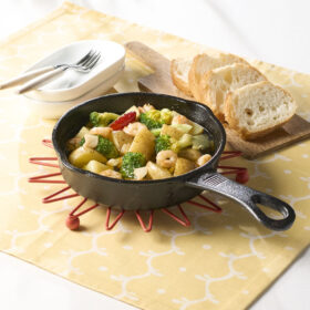 新じゃがとブロッコリーとエビのアヒージョ