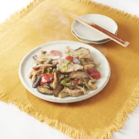 もう、箸がとまらない！ガリバタ香る鰹きのこ炒め