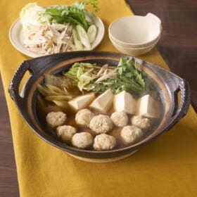 豆腐とれんこんがアクセント！ふわシャキ鶏つくね鍋