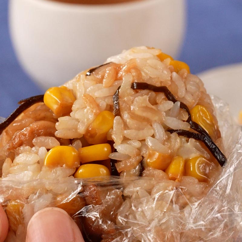 包丁もまな板もいらない！ウインナーコーンむすび