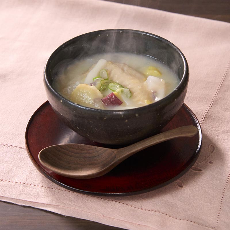 サムゲタン風鶏手羽とお餅のスープ