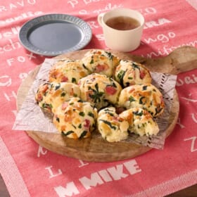 ホットケーキミックスだから発酵いらず！ ほうれん草とチーズの時短ちぎりパン