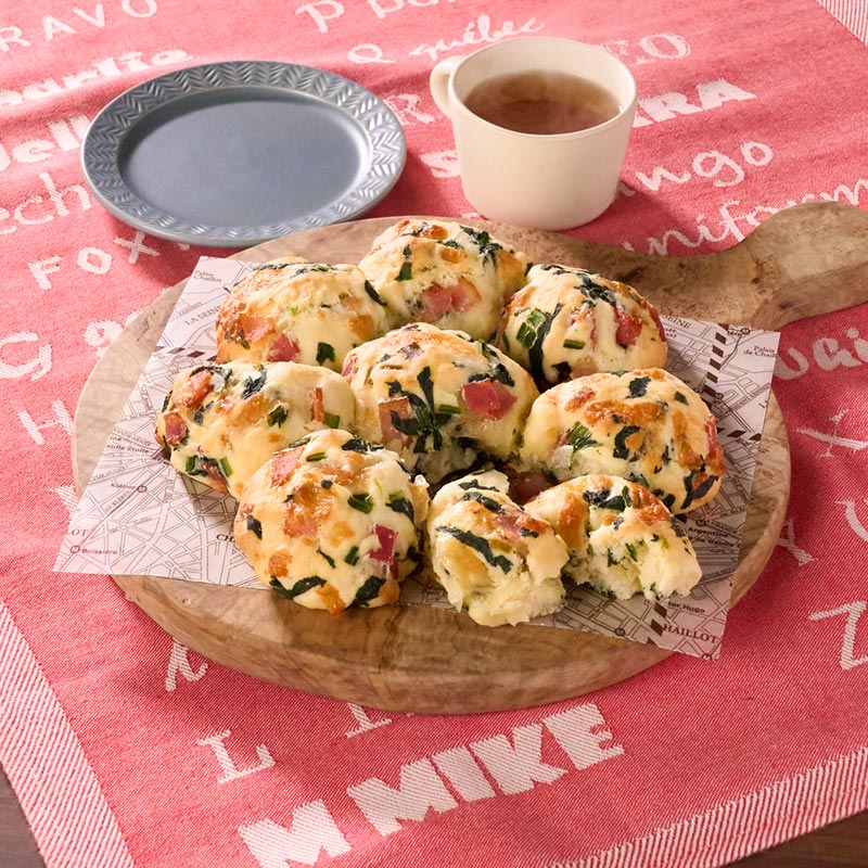 ホットケーキミックスだから発酵いらず！ ほうれん草とチーズの時短ちぎりパン