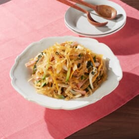 もう箸が止まらないぷるシャキ食感！　中華寒天わかめサラダ