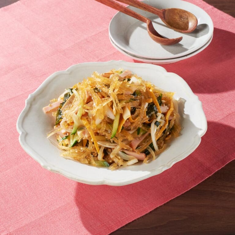 もう箸が止まらないぷるシャキ食感！　中華寒天わかめサラダ