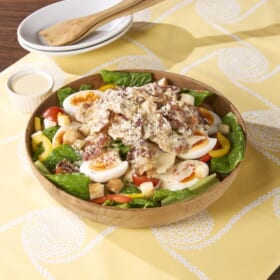 カリカリ豚肉のシーザーサラダ