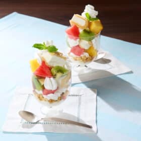 夏のフルーツ盛りだくさん モナカアイスのグラスパフェ